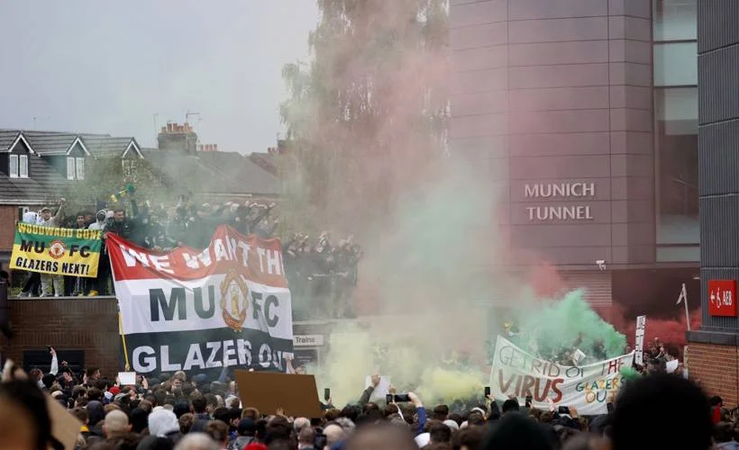 Manchester United taraftarları stadı bastı