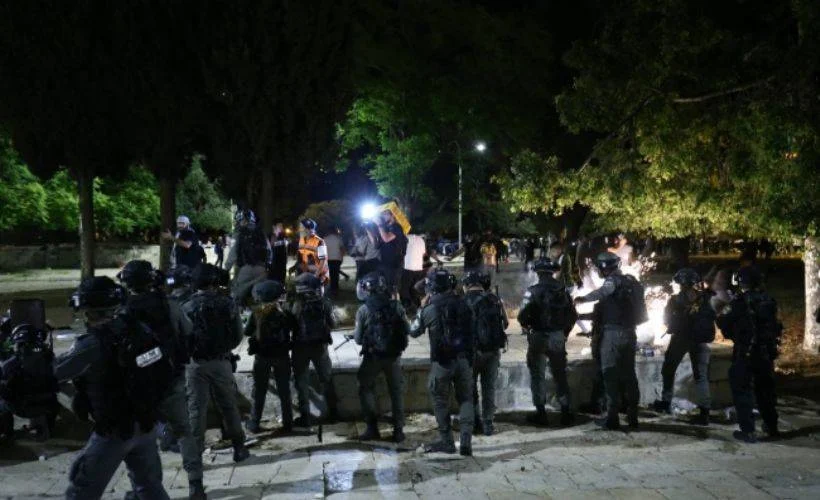 Mescid-i Aksa'ya giren İsrail polisi, Kıble Mescidi'nde namaz kılan cemaate ses bombalarıyla saldırdı