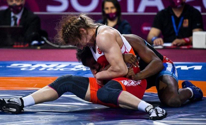 Milli güreşçi Yasemin Adar, yarı finale yükseldi!