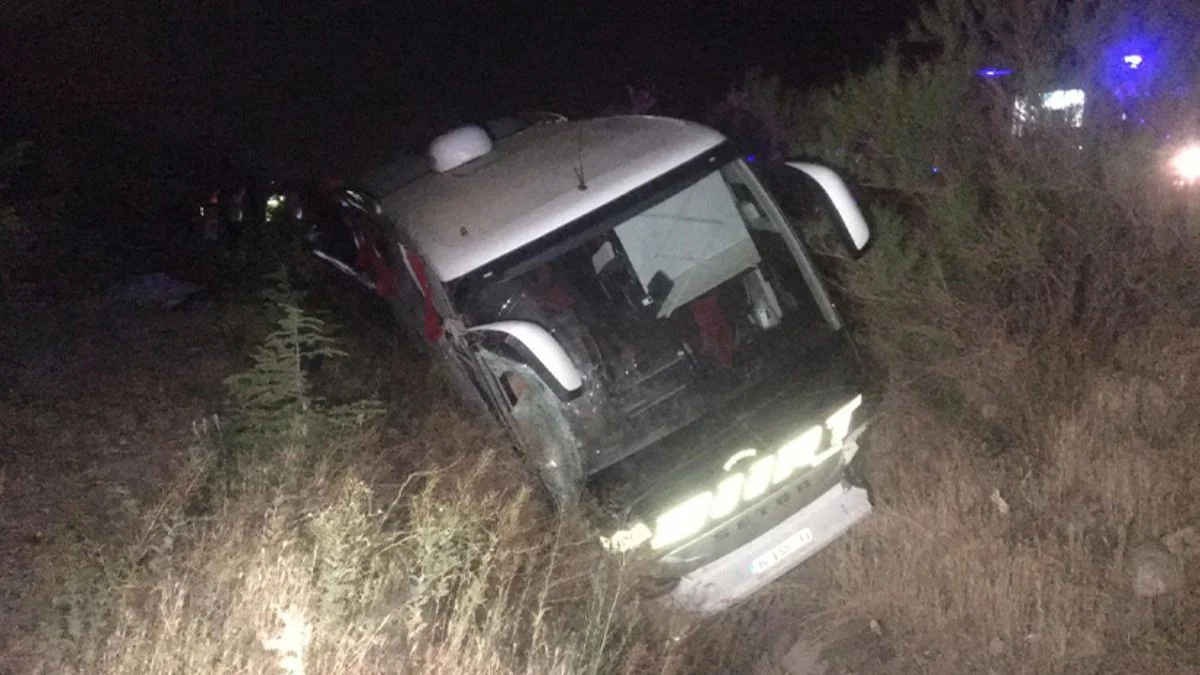 Niğde'de yolcu otobüsü devrildi: Ölü ve yaralılar var