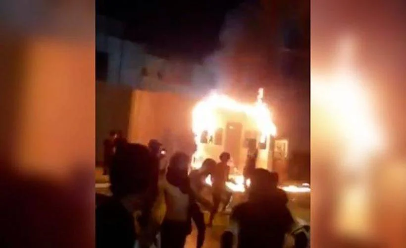 Protestocular Kerbela'daki İran konsolosluğu binasını ateşe verdi