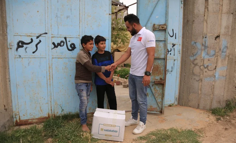 Sadakataşı Derneği yetimlerin yüzünü güldürüyor