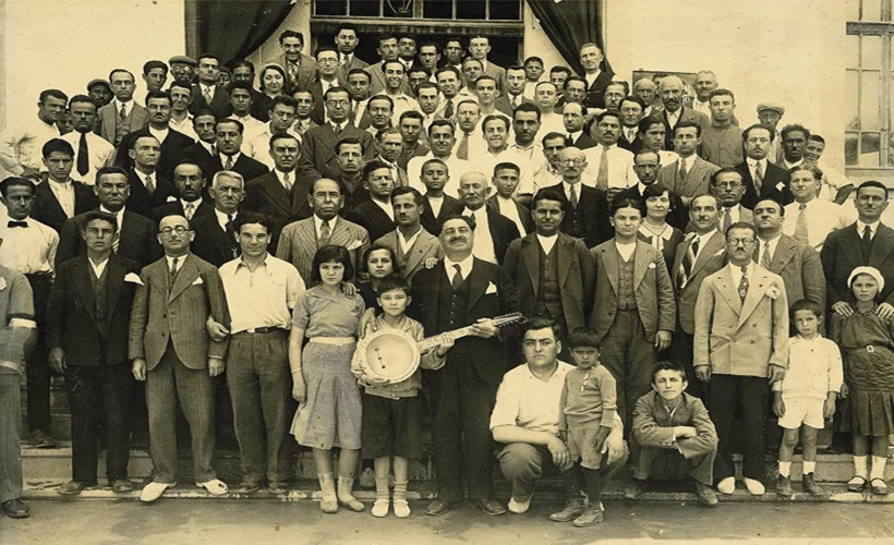 Silaha tövbe edip cümbüşe sarıldı