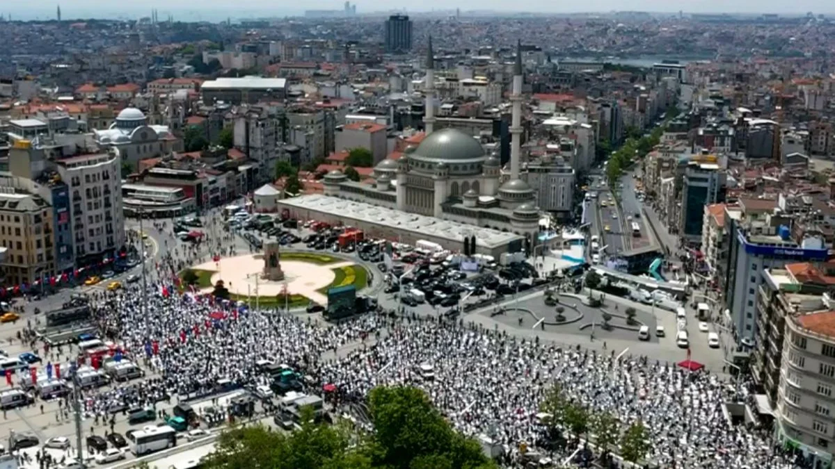 Taksim Camii ibadete açıldı