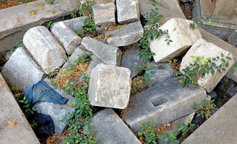 Tarihi Eyüp Sultan Mezarlığı'nda defineci talanı