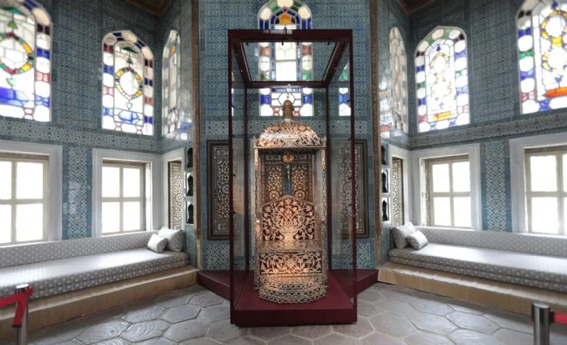 Topkapı Sarayı'nda 400 yıllık 'Arife Tahtı' sergilenmeye başlandı