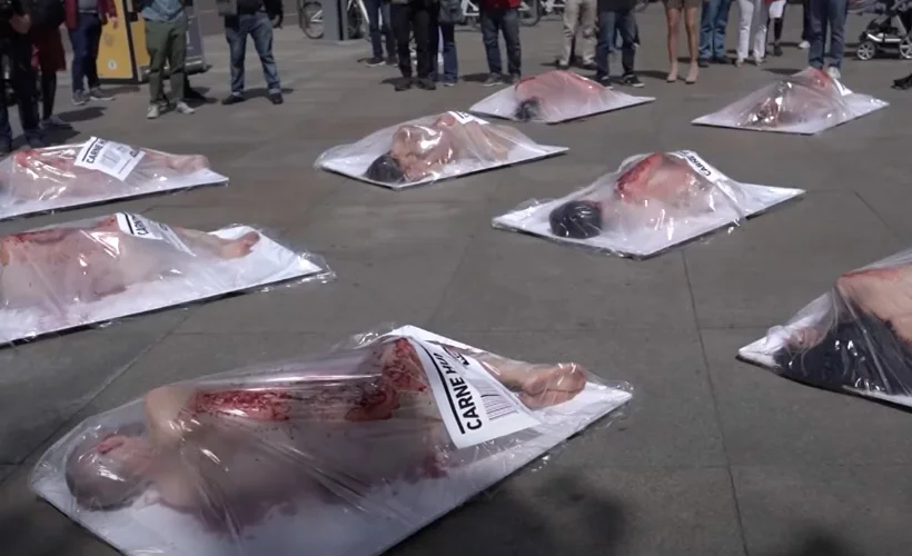 Vegan aktivistlerden 'insan eti' protestosu