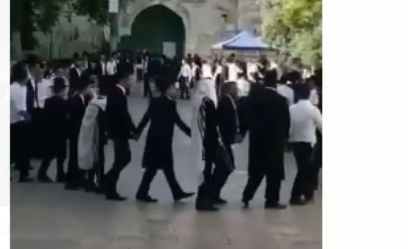 Yahudiler El-Aksa camii önünde ayin düzenledi