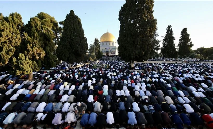 Yüz binden fazla Müslüman bayram namazını Mescid-i Aksa'da kıldı