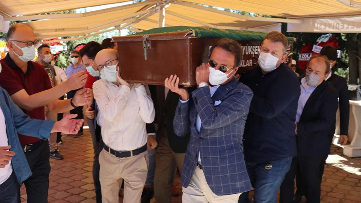 Ahmet Nazif Zorlu'nun annesi son yolculuğuna uğurlandı