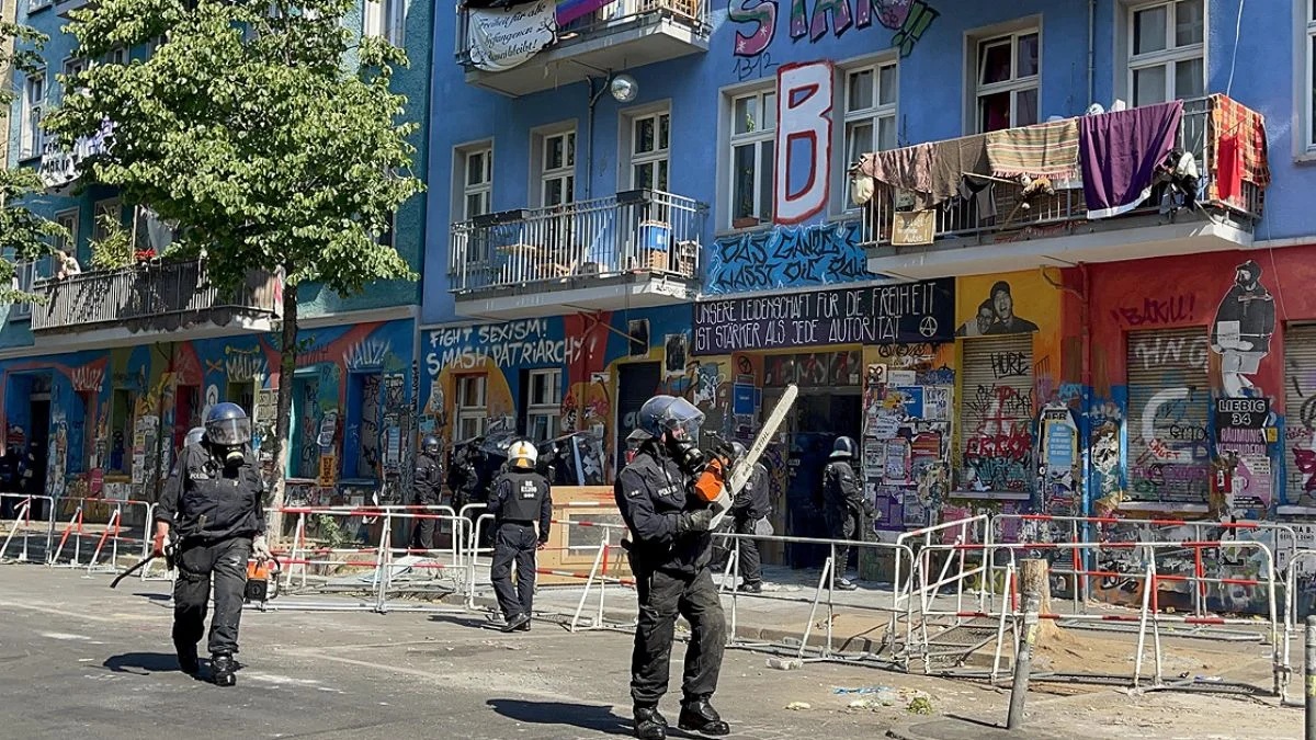 Almanya'da aşırı solcuların işgal ettiği binaya polis baskını