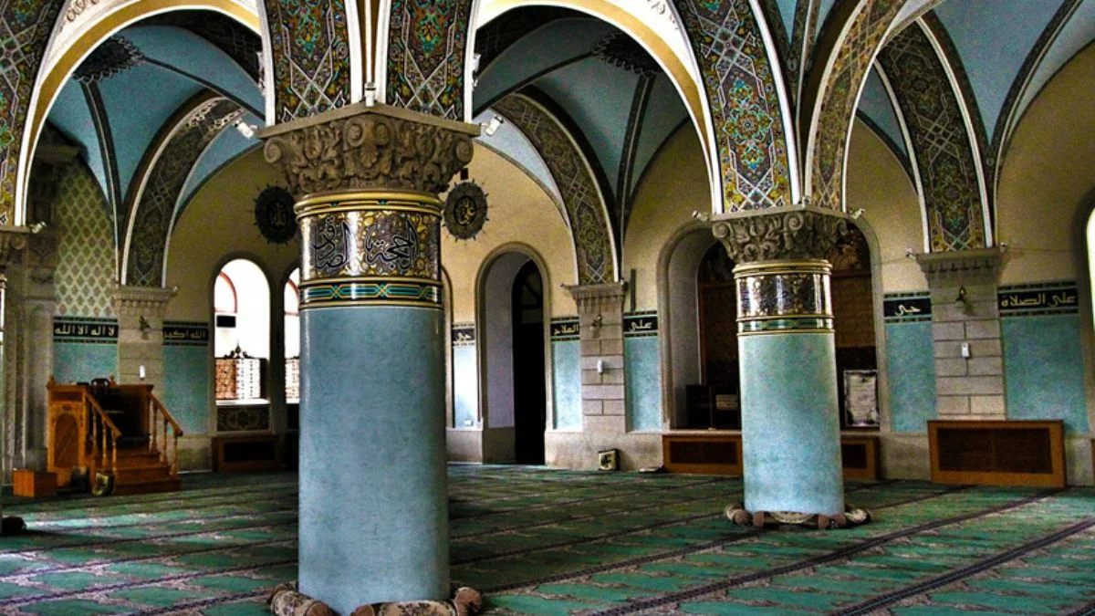Azerbaycan'da camiler yeniden ibadete açıldı