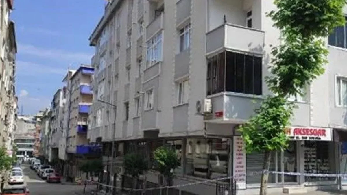 Deprem sonrası çatlak oluşan 4 katlı bina boşaltıldı