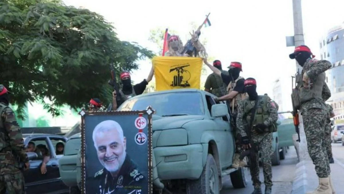 Gazze'deki törenlerde Süleymani posterleri ve Hizbullah bayrağı