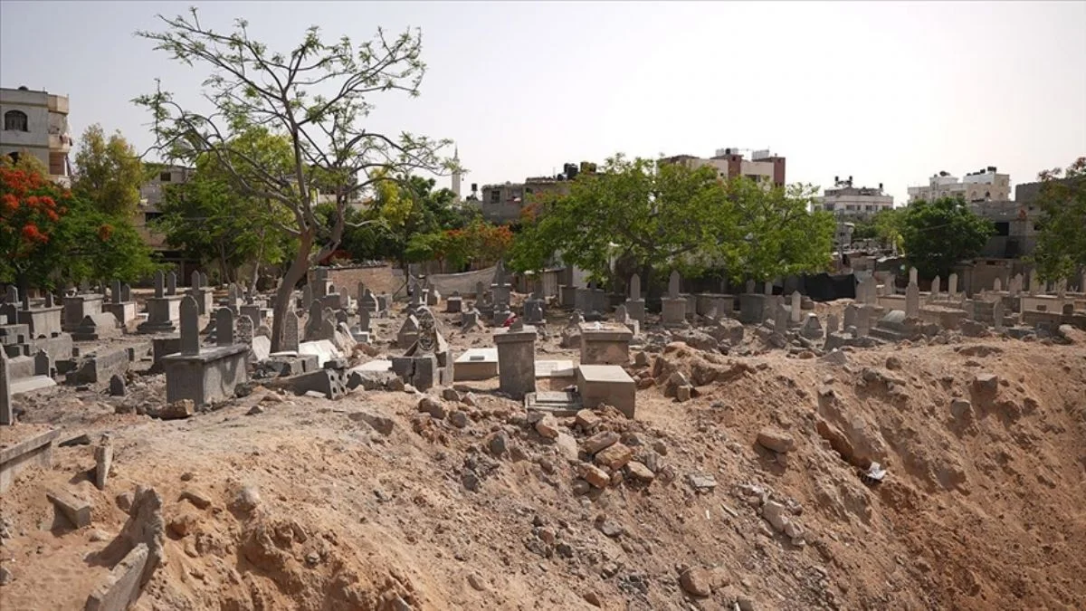 İsrail, Filistinlilerin mezarlıklarını da bombaladı