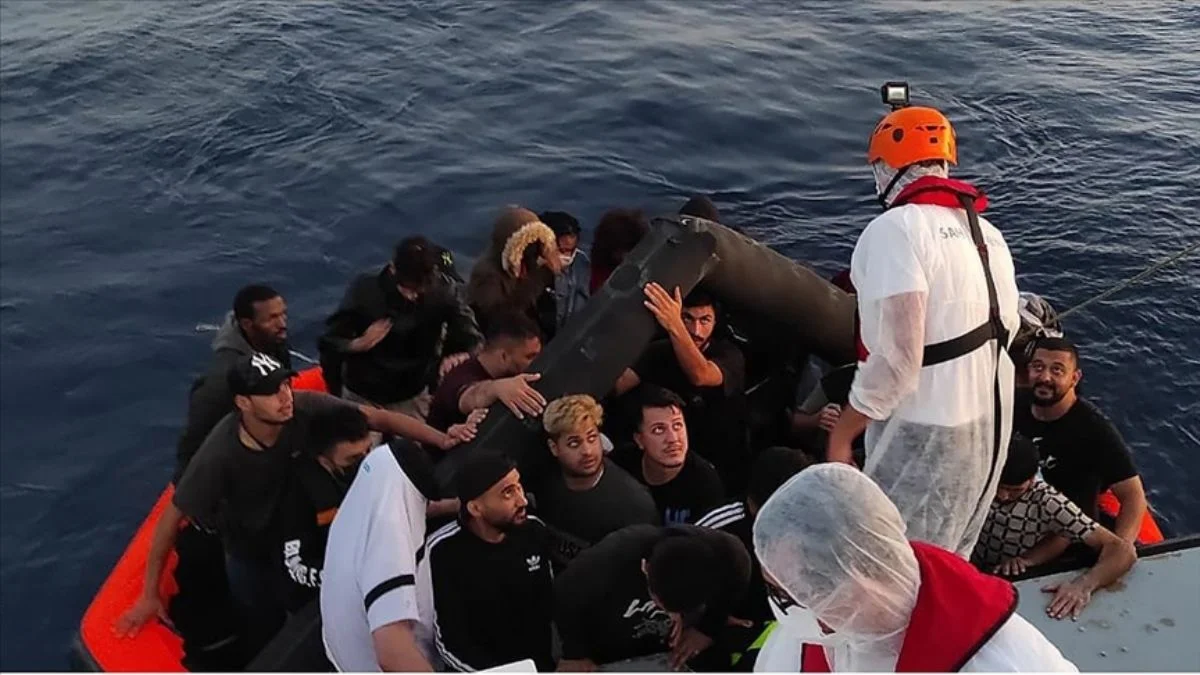 İzmir açıklarında Türk kara sularına itilen 51 sığınmacı kurtarıldı
