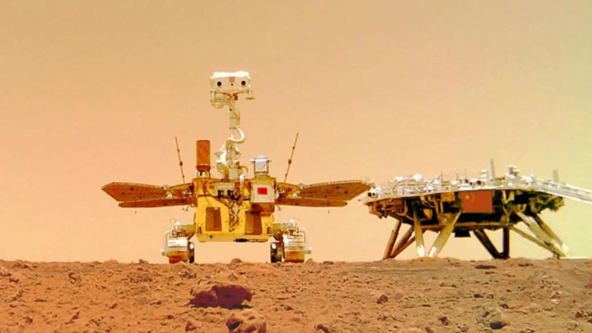 Marsta selfie çeken robot