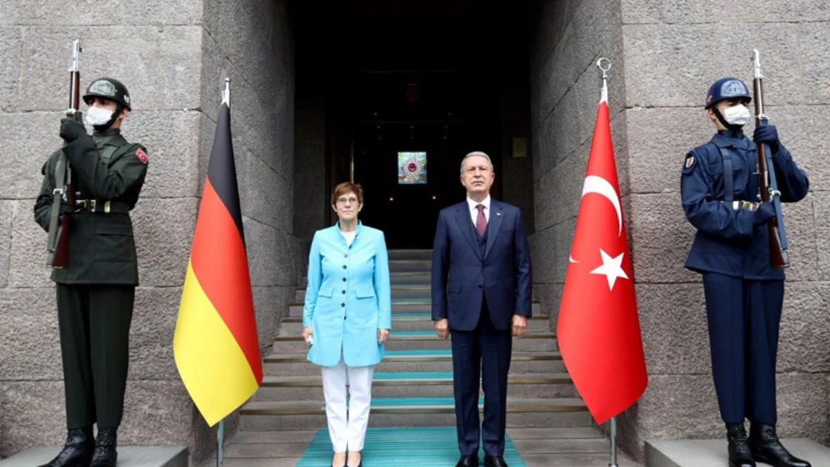 Milli Savunma Bakanı Akar, Alman mevkidaşı ile görüştü