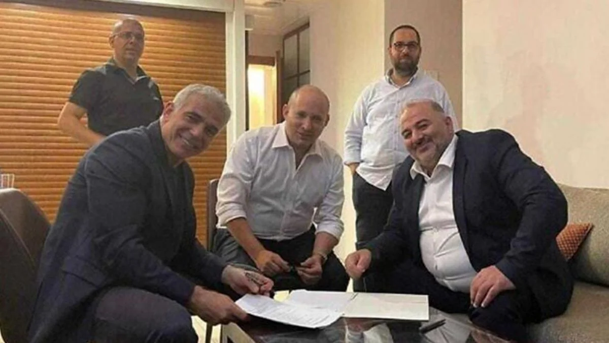 Netanyahu iktidarına son veren zıt kutupların koalisyon hükümeti