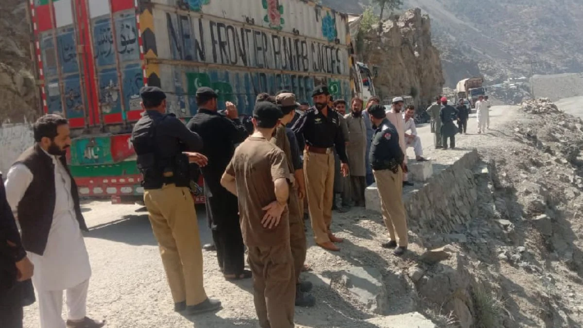Pakistan'da tren kazası sonrası bir facia daha: İçi yolcu dolu otobüs nehre düştü