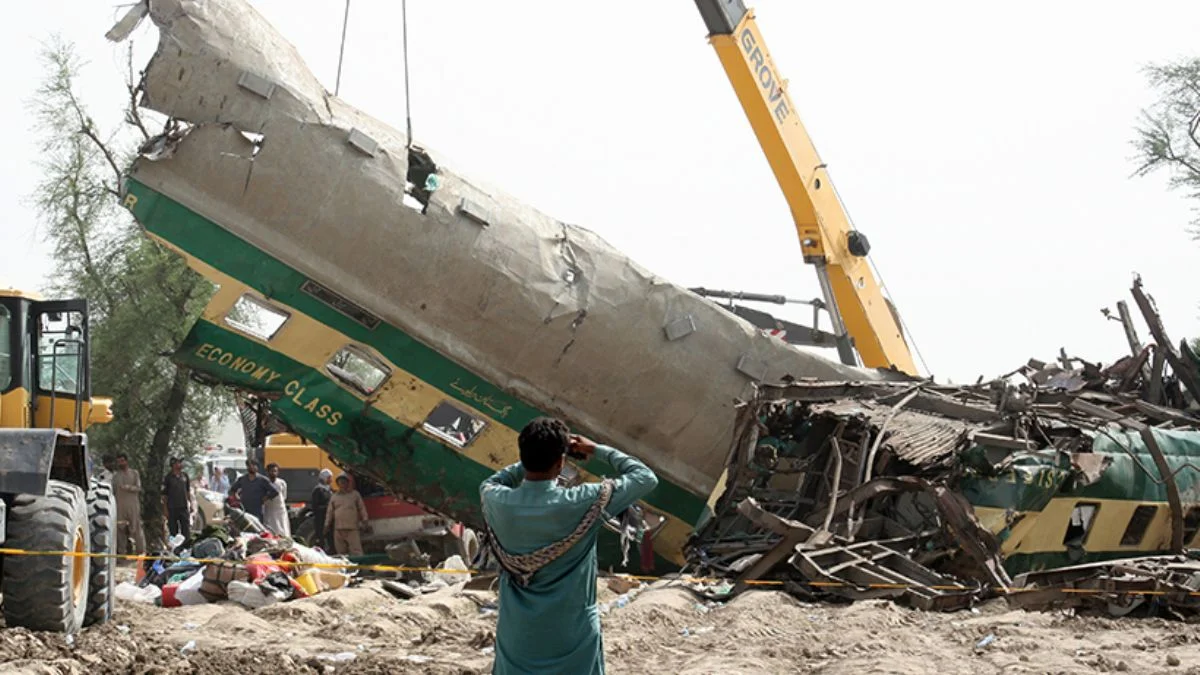 Pakistan'da tren kazasının bilançosu büyüyor