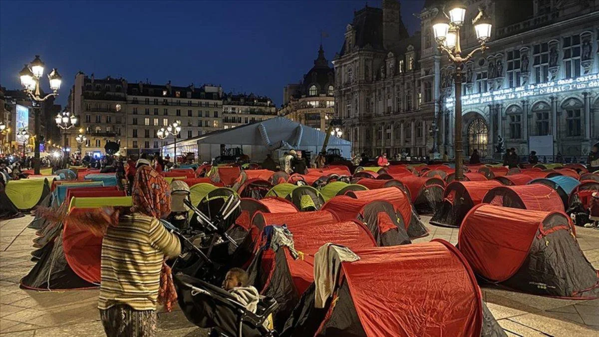 Paris'te göçmen isyanı: 'Acil barınma' talebiyle kamp kurdular