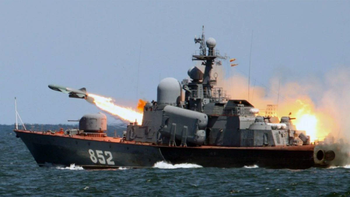 Rus savaş gemisi, İngiliz gemisine uyarı ateşi açtı