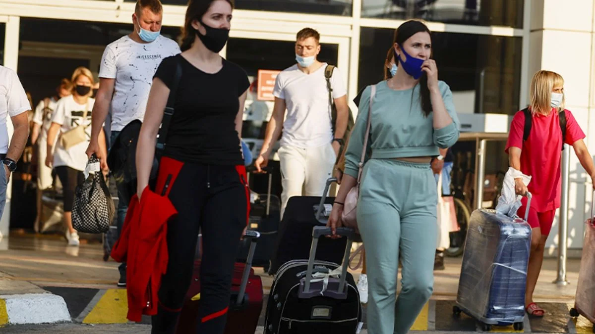 Rusya'dan ilk turist kafilesi Antalya'ya geldi