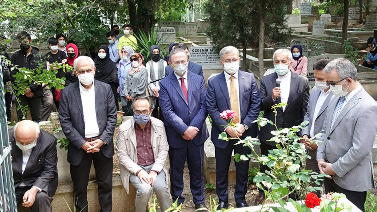 Şair ve yazar Cahit Zarifoğlu kabri başında anıldı