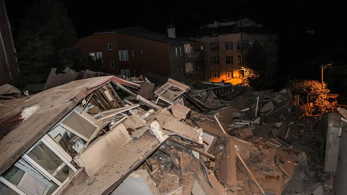 Sarıyer'de 11 katlı boş bina çöktü
