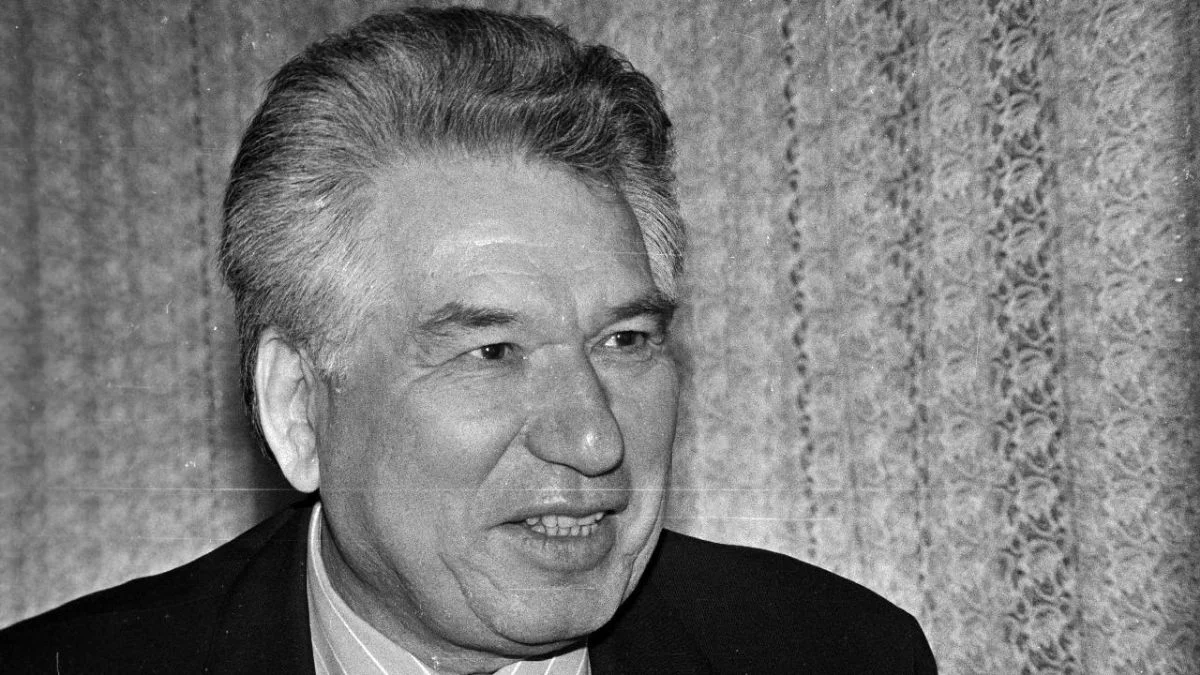 'Selvi Boylum Al Yazmalım'ın yazarının vefat yıldönümü; Cengiz Aytmatov kimdir?