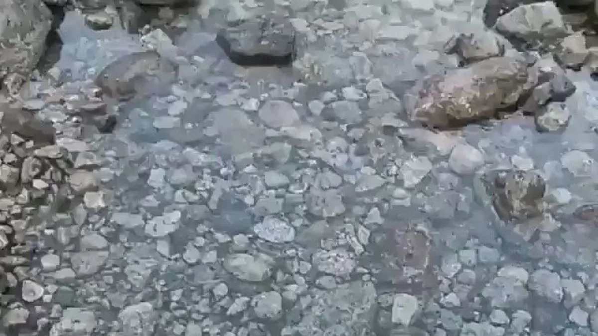 Sodalit UV ışığına maruz kaldığında bakın ne oluyor