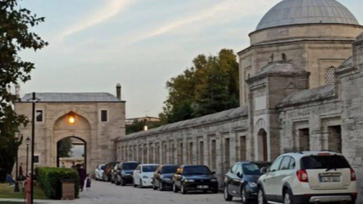 Süleymaniye Camii ve Külliyesi'nin otopark alanı olarak kullanılmasına tepki var