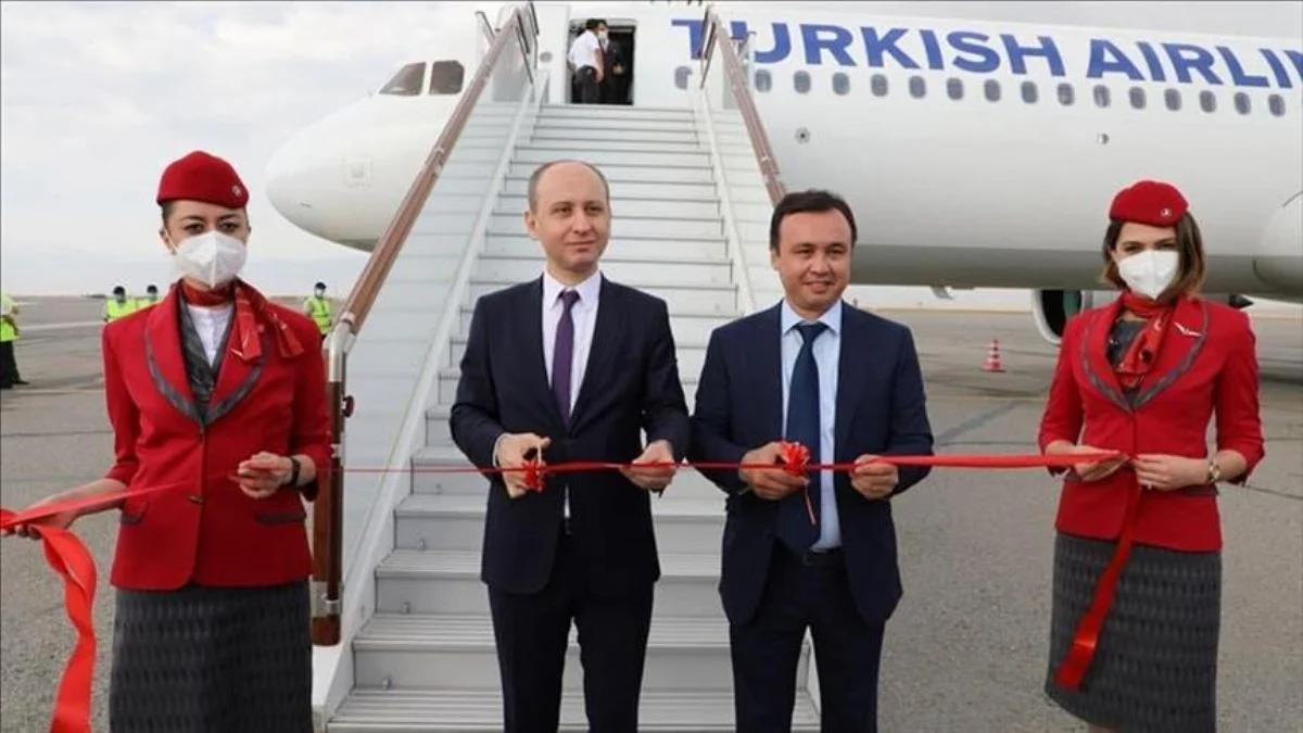 THY'nin İstanbul-Fergana seferini yapan ilk tarifeli uçağı Özbekistan'da törenle karşılandı