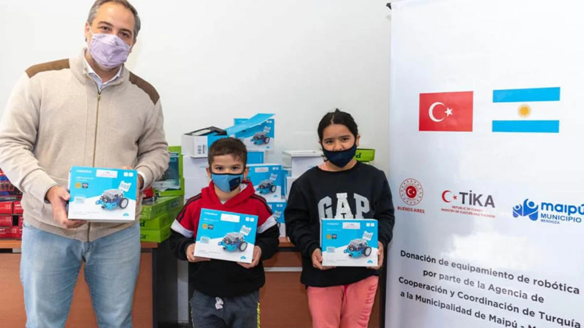TİKA'dan Arjantin'deki yoksul çocuklara ekipman desteği