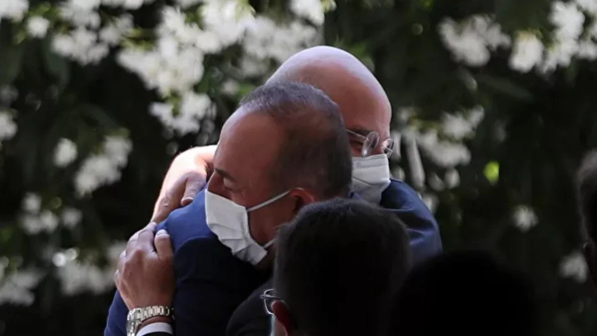Yunan Bakan Dendias, Çavuşoğlu ile kucaklaşmasını anlattı