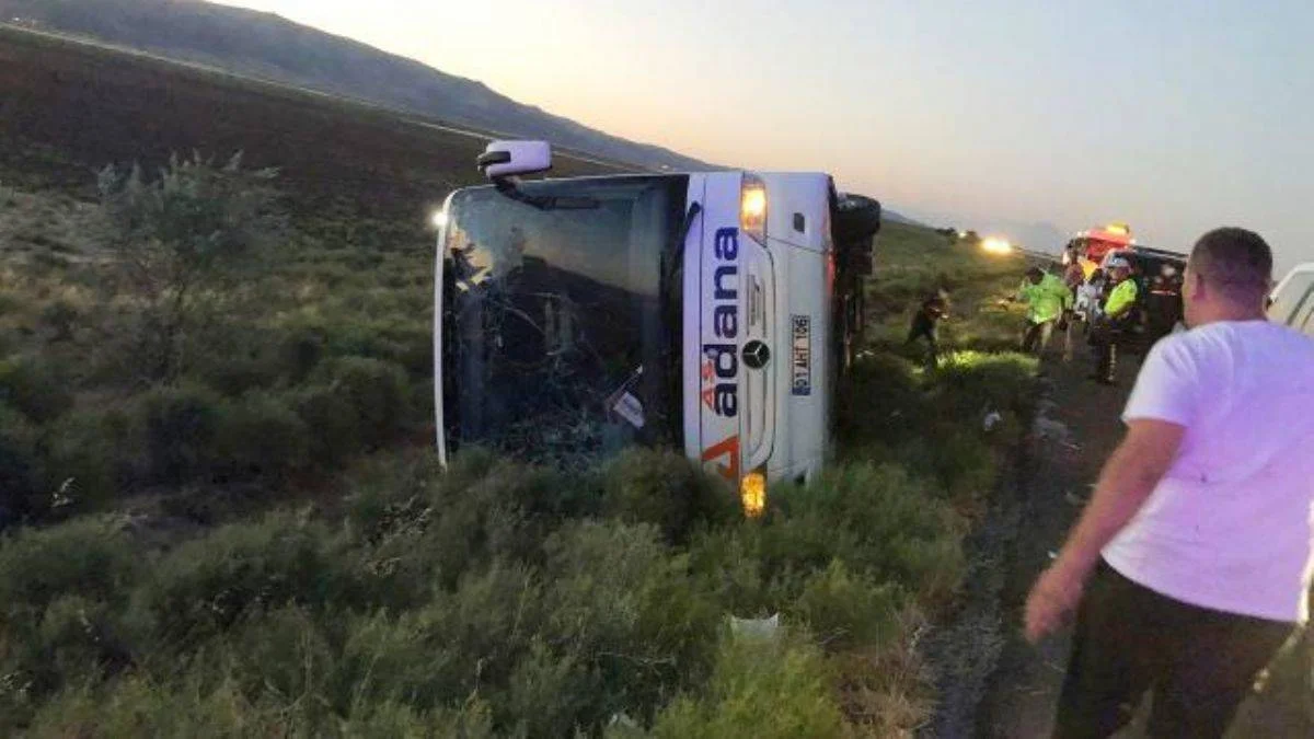 Aksaray'da yolcu otobüsü devrildi: 22 kişi yaralandı