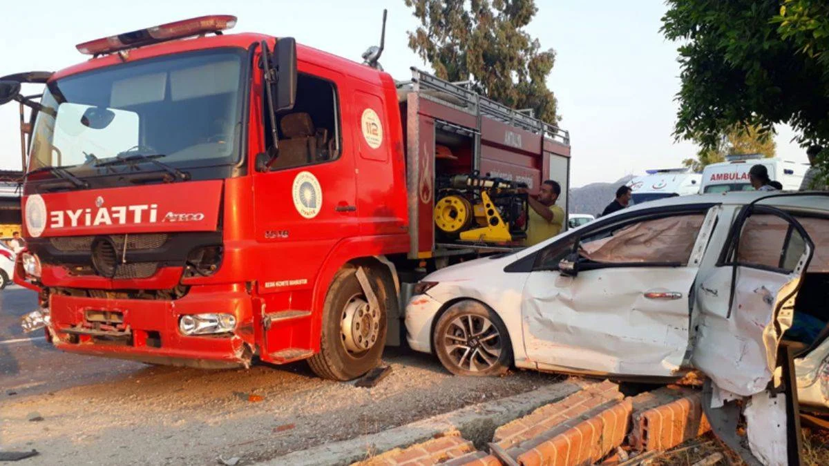 Antalya'da feci kaza: Otomobille itfaiye aracı çarpıştı