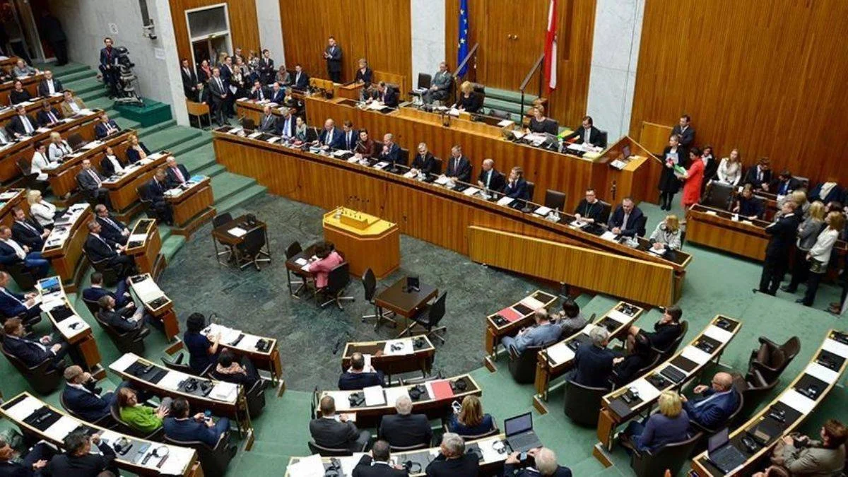 Avusturya'da Müslümanların haklarını kısıtlayacağı düşünülen terörle mücadele yasa tasarı mecliste kabul edildi