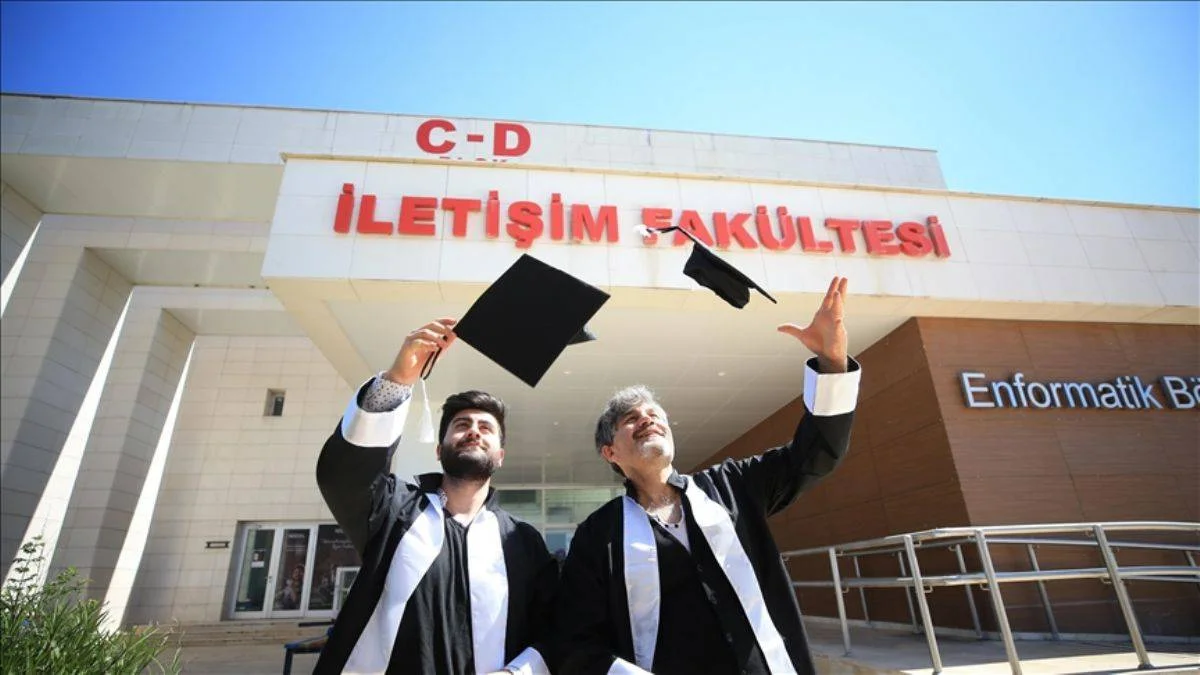 Baba-oğul aynı fakülteden mezun oldu