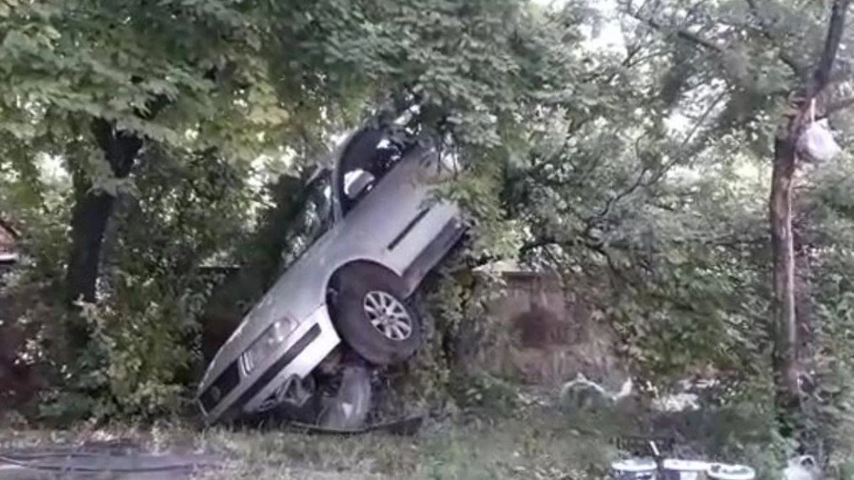 Bahçeye uçan otomobil ağaçta asılı kaldı