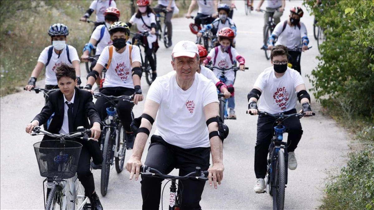 Bakan Selçuk Eymir'de öğrencilerle bisiklet sürdü