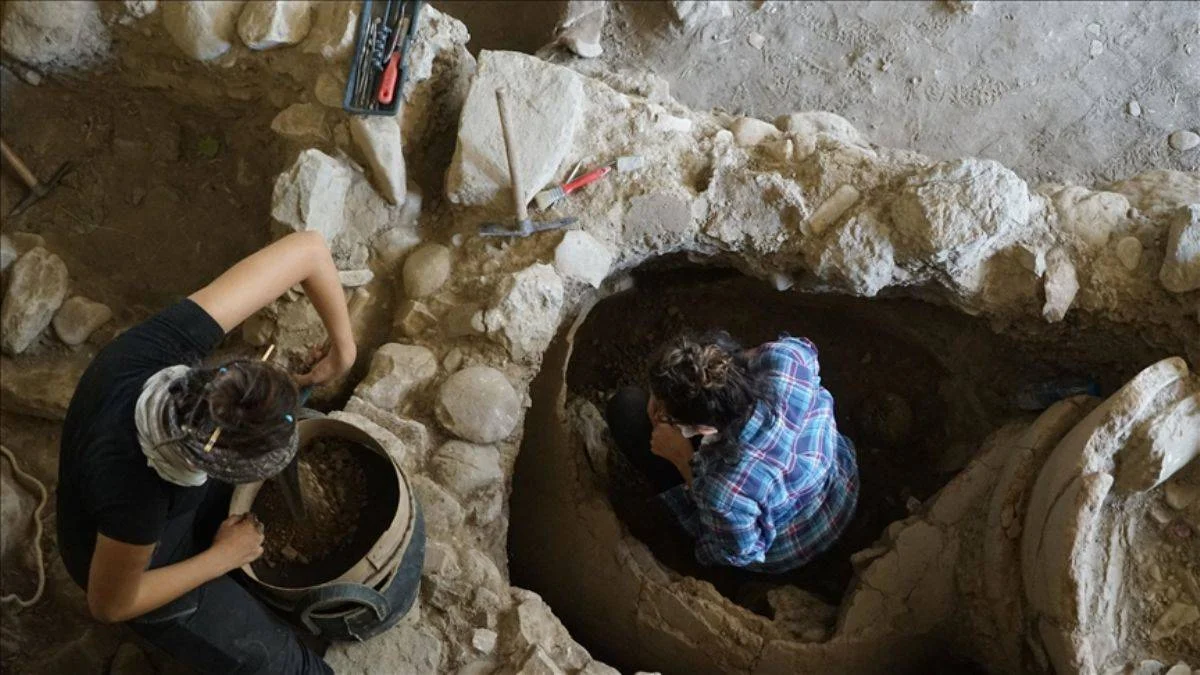 Balıkesir'de 2 bin 400 yıllık küp mezar bulundu