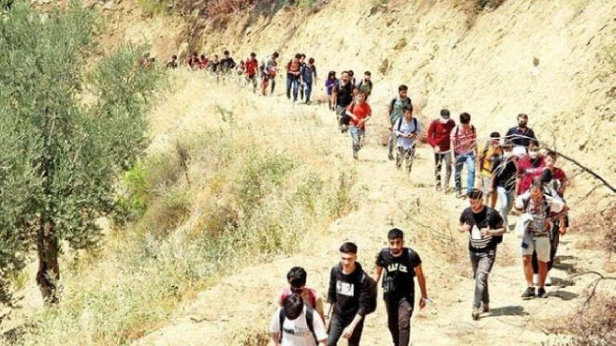 Bu defa Afgan kentliler Taliban'dan kaçıyor!