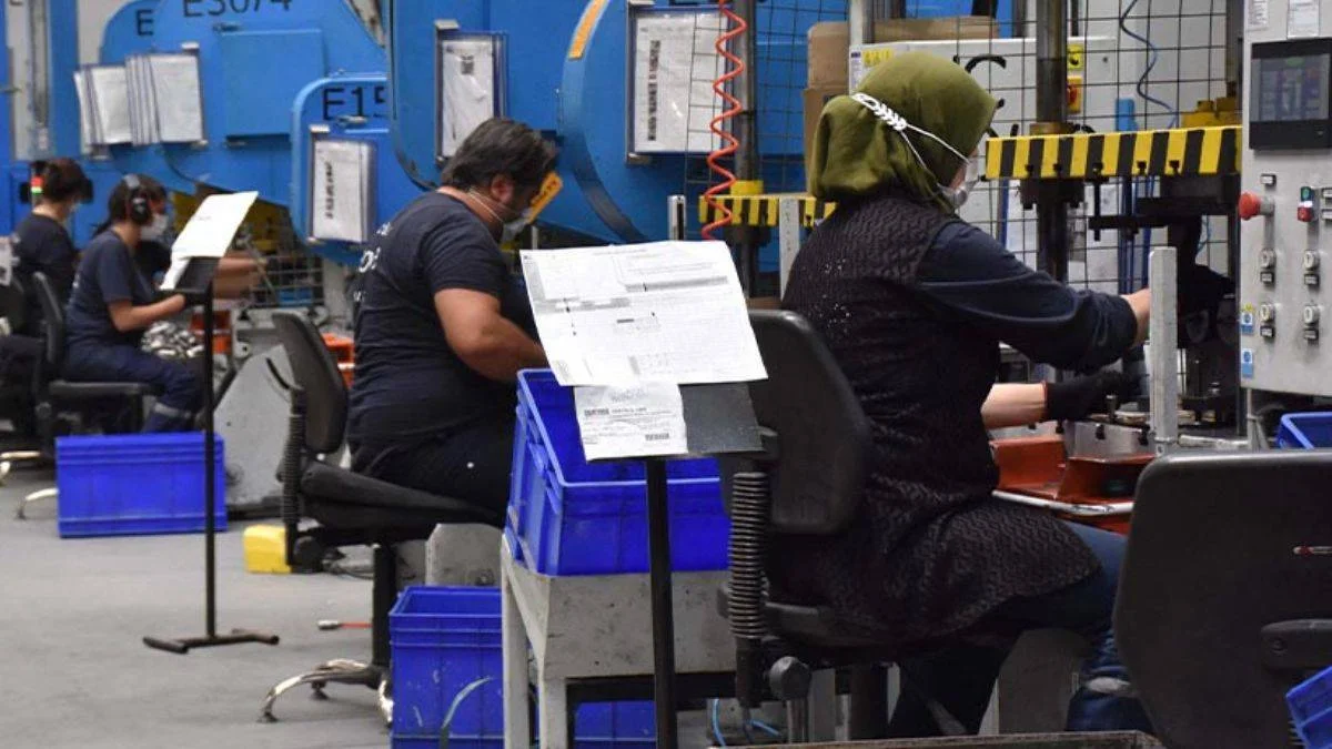 Bu fabrikanın kaynak tezgahı kadınlara emanet