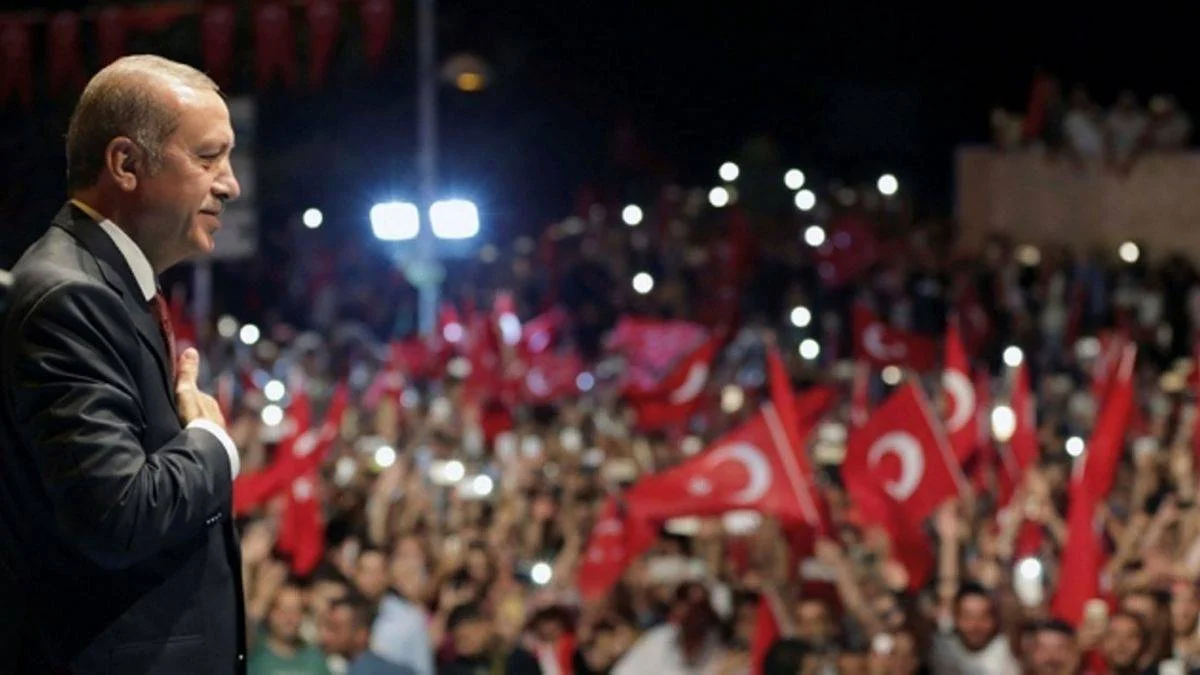 "Cumhurbaşkanımız'a yağ çekmek için çarşaf çarşaf ilan verenler var"