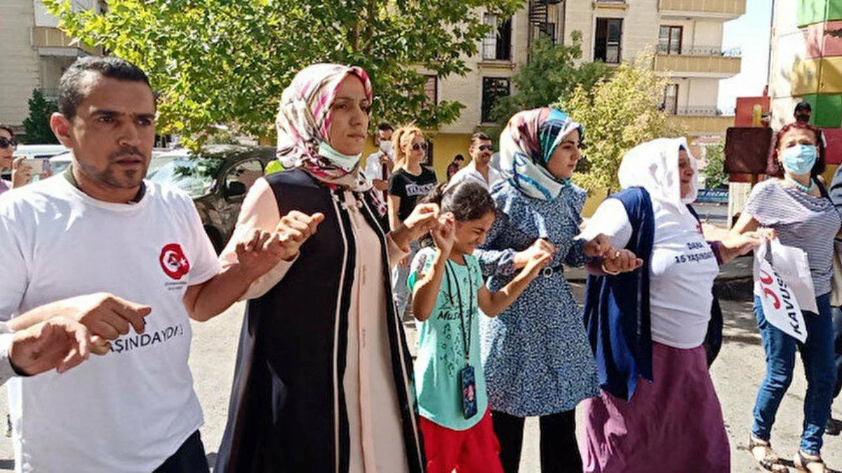 Diyarbakır annelerinden Ayşegül Biçer dediğini yaptı!