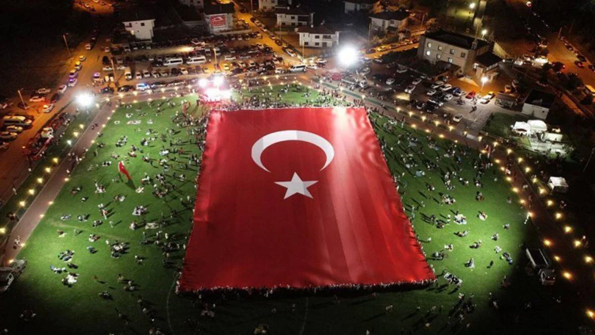 Dünyanın en büyük Türk bayrağı Kayseri'de açıldı