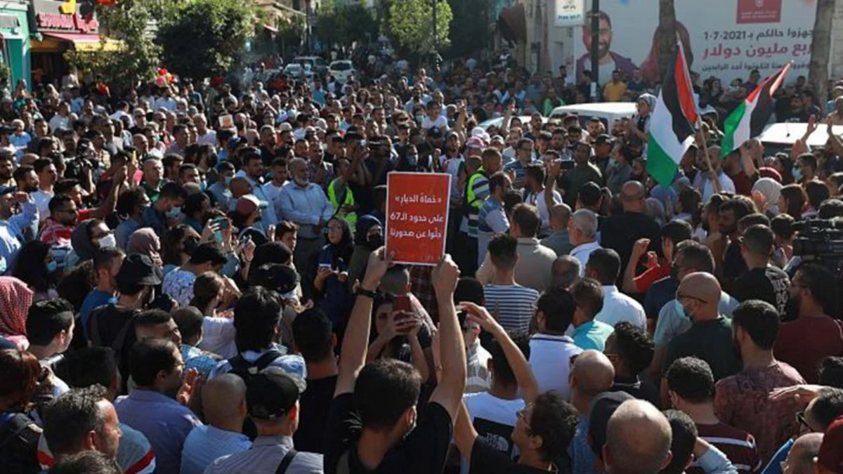 Filistin'de yüzlerce kişi, Abbas'ı protesto etti