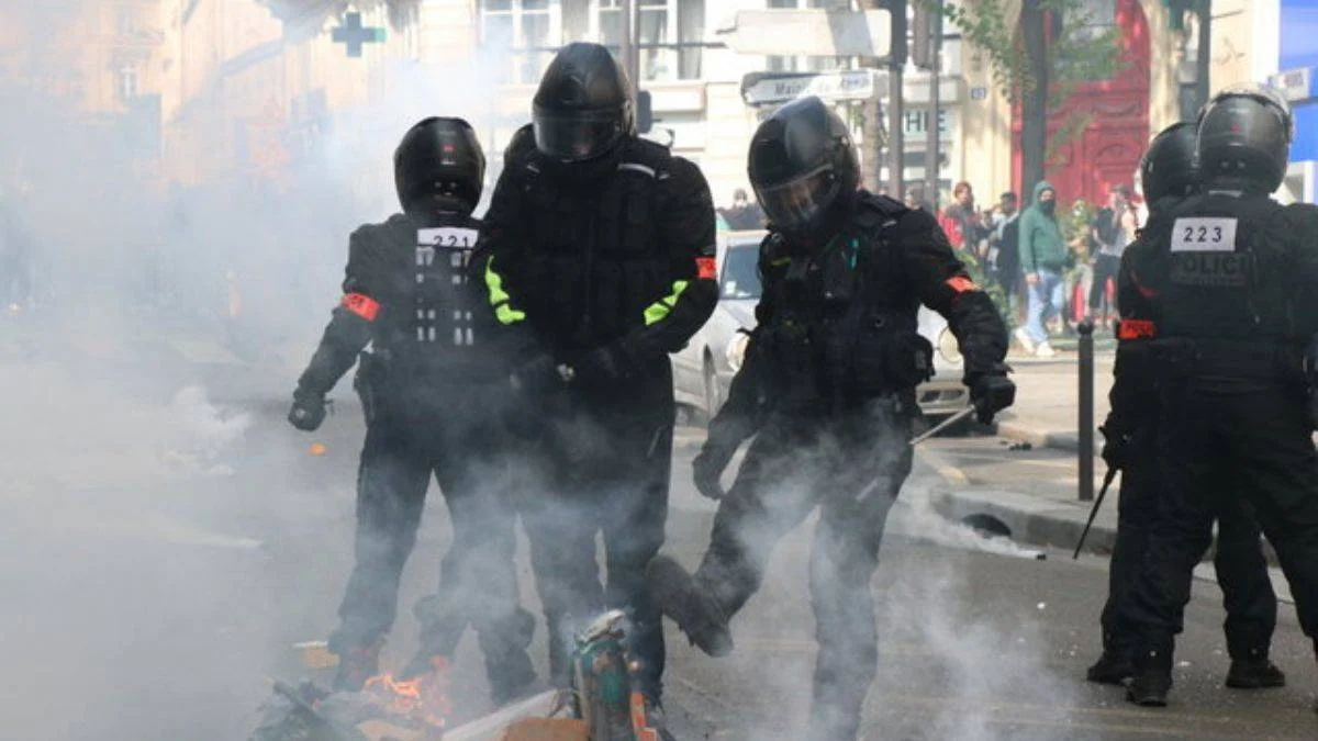 Fransa'da binlerce kişi 'aşı zorunluluğu' karşıtı gösteride Macron yönetimini protesto etti